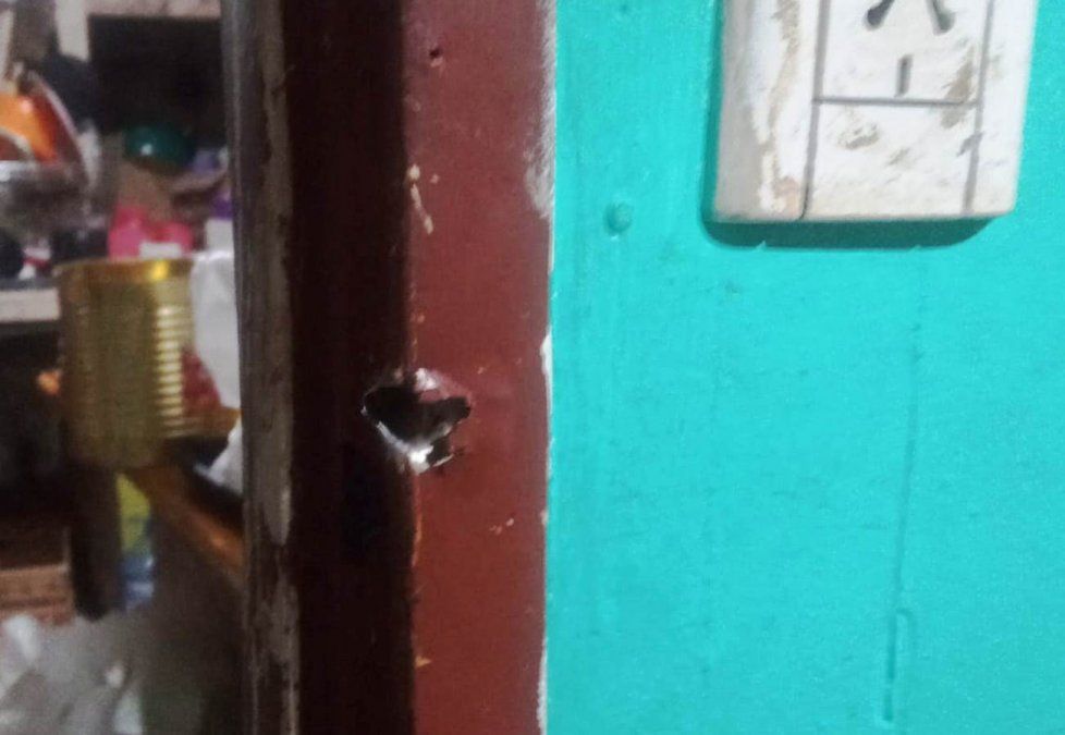 El proyectil que se extrajo del marco de una puerta del domicilio y la vaina que se encontró en la calle corresponden a un calibre 9 milímetros.