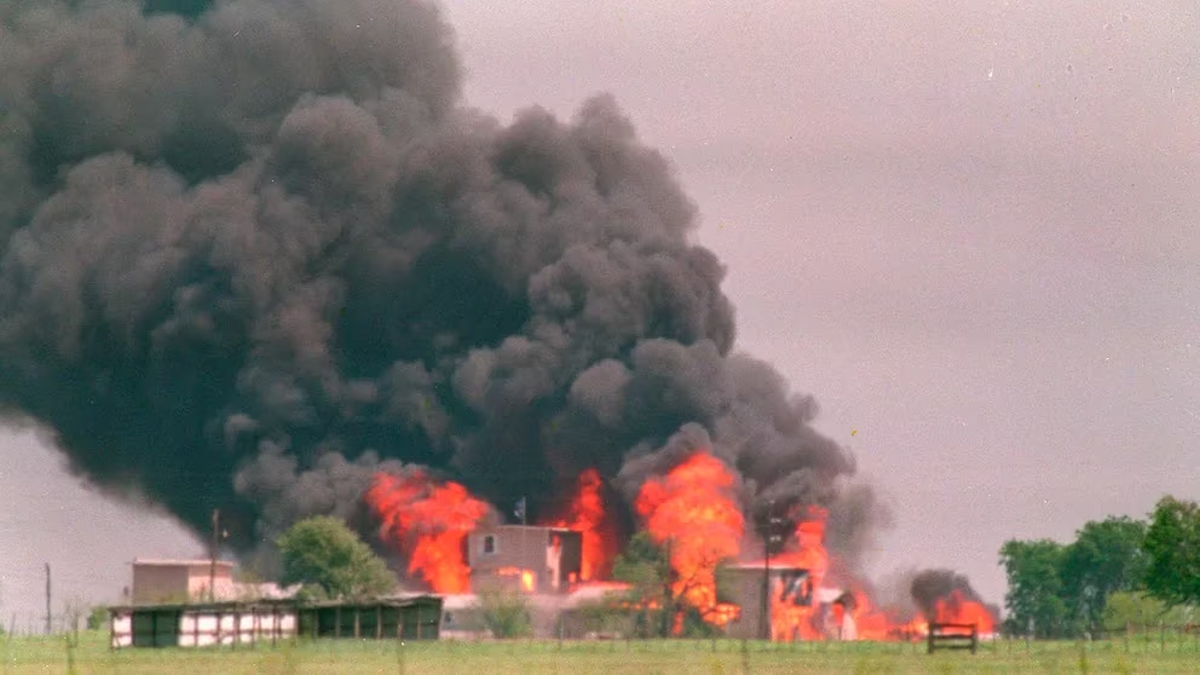 El fuego que destruyó todo y se llevó 76 vidas, entre estas la de Koresh y 23 niños, muchos de los cuales fueron encontrados con un balazo en la cabeza (AP Photo/Susan Weems)