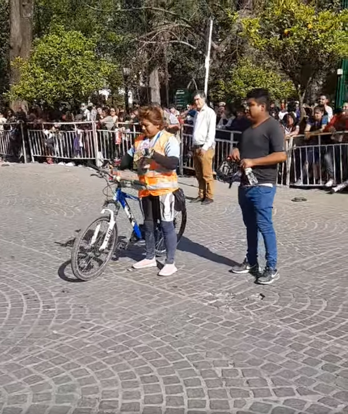 Con la foto de su hijo en el pecho, Lourdes llegó hasta la Catedral Basílica. (Foto: captura de video)
