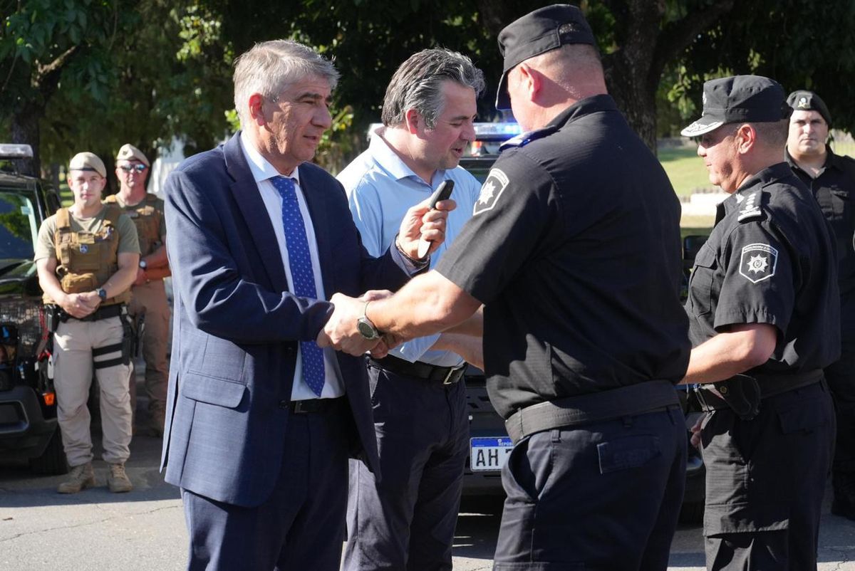 En el Parque Garay, los ministros Pablo Cococcioni y Fabián Bastia entregaron camionetas para la Policía de Santa Fe.