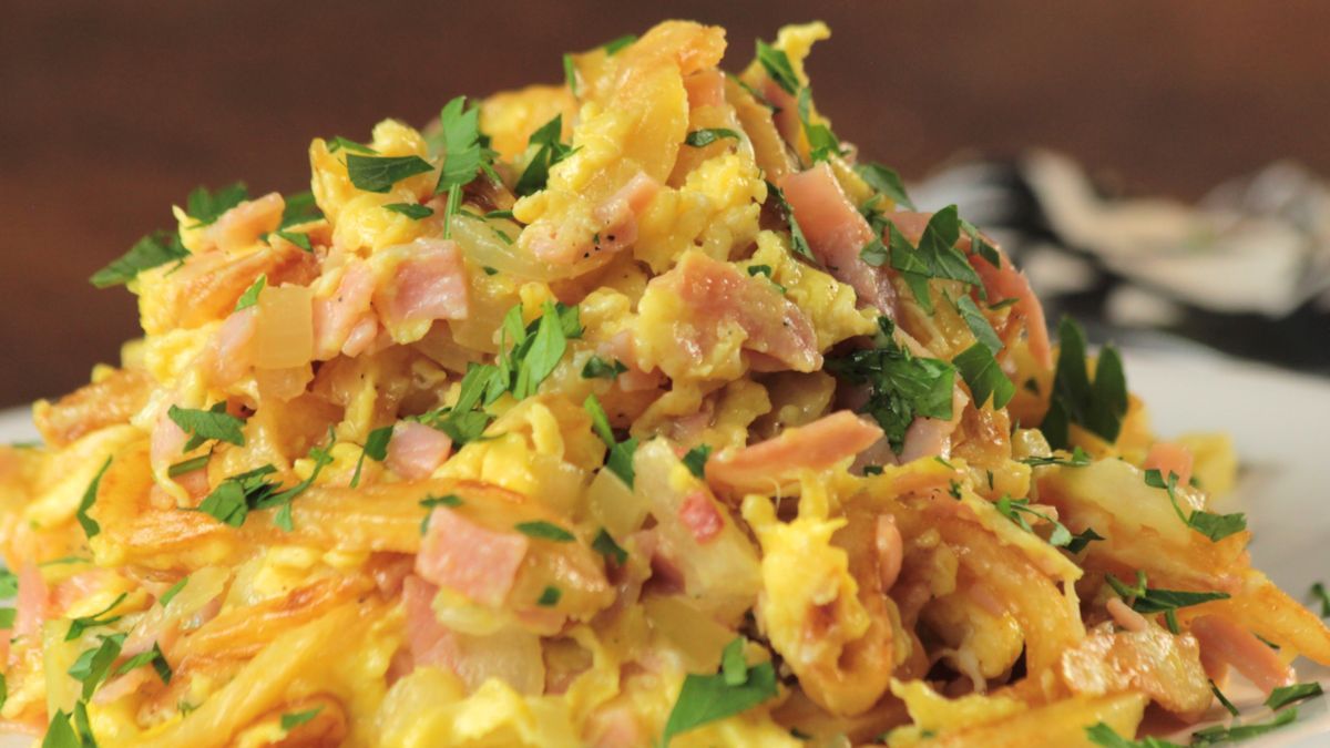 Este clásico de la cocina argentina combina papas fritas, jamón y huevos en una receta simple, sabrosa y lista en pocos minutos. Ideal para cualquier comida del día. Este clásico de la cocina argentina combina papas fritas, jamón y huevos en una receta simple, sabrosa y lista en pocos minutos. Ideal para cualquier comida del día.