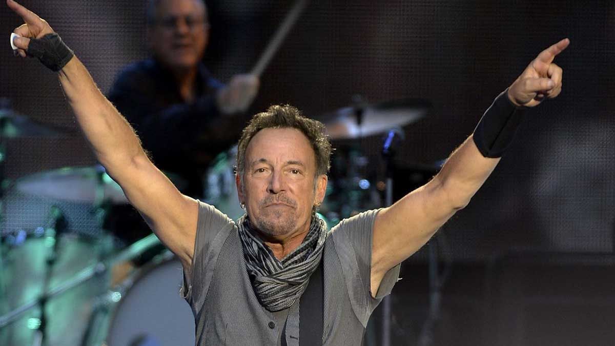 Bruce Springsteen cumple 72 años: la historia de Dancing in the dark, la canción más vendedora de su carrera