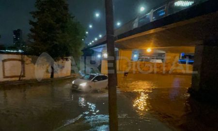Vecino intentaron desobtruir el agua acumulada debajo el Puente Gobernador Oroño. Vecino intentaron desobtruir el agua acumulada debajo el Puente Gobernador Oroño.