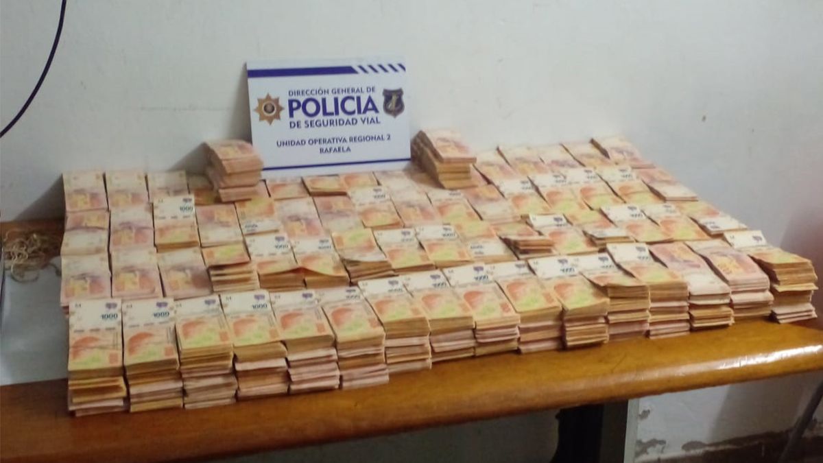El dinero iba escondido en dos cajas de cartón.