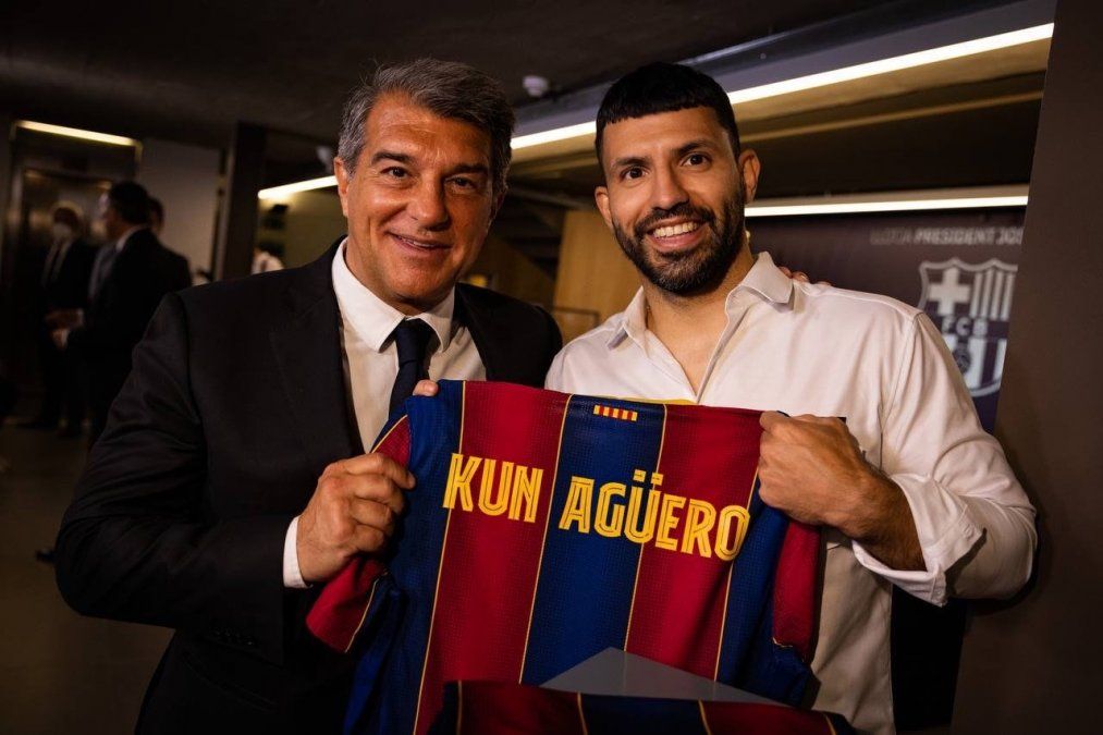 Joan Laporta y Sergio Kun Agüero. El delantero argentino firmó contrato con el Barcelona por dos temporadas y será compañero, por primera vez a nivel clubes, de Lionel Messi.