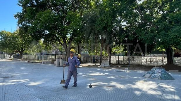 La Plaza del Soldado está ubicada en Mendoza y San Jerónimo, en pleno microcentro santafesino.
