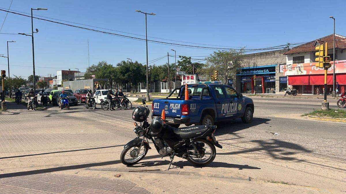 Un accidente de tránsito dejó dos personas heridas este martes por la tarde en la intersección entre Avenida Blas Parera y Ayacucho.