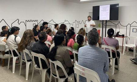 La capacitación a comedores de Santa Fe se realizó en 1.° de mayo al 2100, donde se ubica la fundación Cauces. La capacitación a comedores de Santa Fe se realizó en 1.° de mayo al 2100, donde se ubica la fundación Cauces.