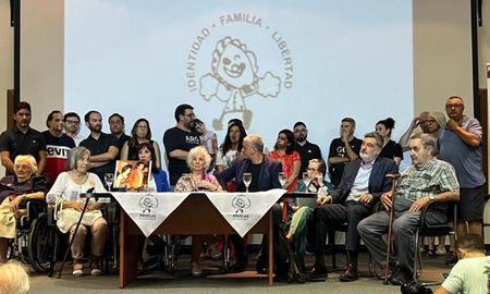 Abuelas de Plaza de Mayo anunció este jueves la restitución de identidad del nieto recuperado 131. Abuelas de Plaza de Mayo anunció este jueves la restitución de identidad del nieto recuperado 131.