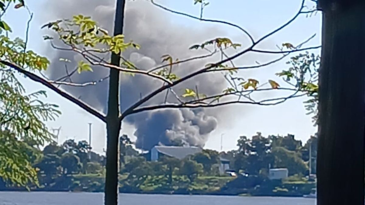 La impactante columna de humo se pudo divisar desde varios puntos de Santa Fe. La impactante columna de humo se pudo divisar desde varios puntos de Santa Fe.