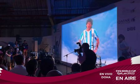 Un impactante Diego Maradona en una pantalla interactúa con la gente a través de inteligencia artificial. Un impactante Diego Maradona en una pantalla interactúa con la gente a través de inteligencia artificial.