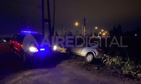 El ladrón derrapó con el auto de sus víctimas y cayó a una zanja. El ladrón derrapó con el auto de sus víctimas y cayó a una zanja.