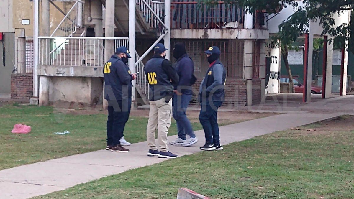 Según informó la Policía, luego de 20 allanamientos “se logró la aprehensión de dos personas del sexo masculino que contaban con pedido de detención basada en los hechos de violencia ocurridos en las afueras del club Colón.