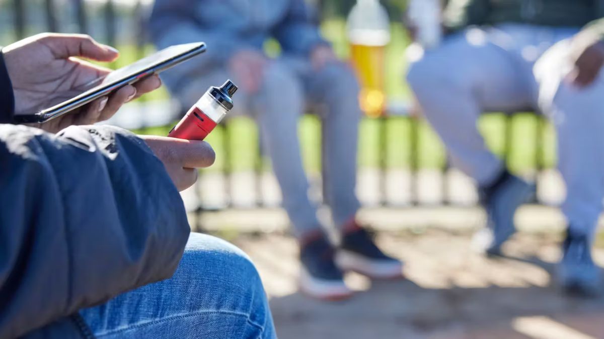 Al menos 15 millones de jóvenes de entre 13 y 15 años utilizan cigarrillos electrónicos en el mundo, según informó la Organización Mundial de la Salud. Al menos 15 millones de jóvenes de entre 13 y 15 años utilizan cigarrillos electrónicos en el mundo, según informó la Organización Mundial de la Salud.