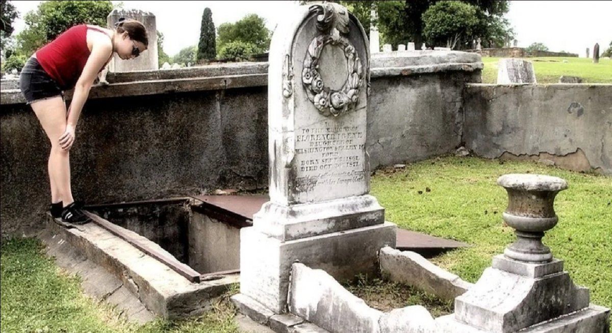 La extraña tumba de una niña que su madre hizo construir con una escalera para acompañarla los días de tormenta
