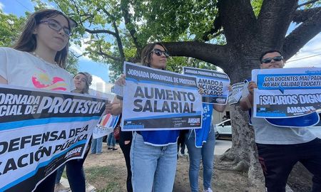 Amsafé rechazó la propuesta paritaria del Gobierno provincial y realizará jornadas de protestas todos los miércoles. Amsafé rechazó la propuesta paritaria del Gobierno provincial y realizará jornadas de protestas todos los miércoles.