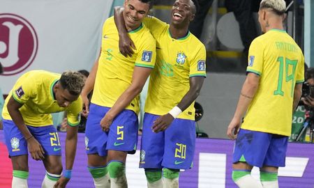 Con Brasil y Portugal ya clasificados, seis equipos van por los dos lugares que restan en los playoffs. Con Brasil y Portugal ya clasificados, seis equipos van por los dos lugares que restan en los playoffs.