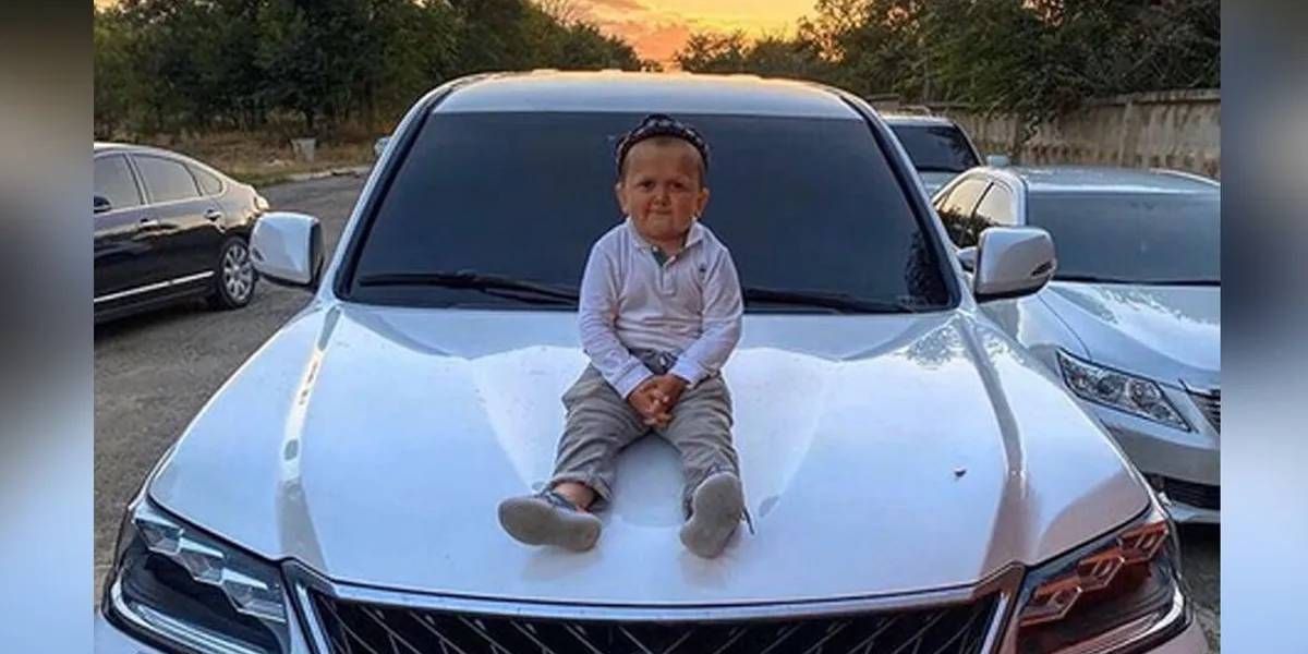 Hasbullah Magomedov posando junto a uno de sus varios autos.