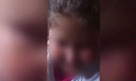 La nena de 5 años maltratada por sus compañeros volvió al colegio pero no pudo entrar: se largó a llorar en la puerta La nena de 5 años maltratada por sus compañeros volvió al colegio pero no pudo entrar: se largó a llorar en la puerta
