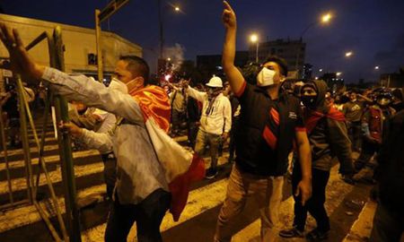 Las protestas contra la destitución de Martín Vizcarra y su reemplazo por el nuevo presidente peruano, Manuel Merino, tuvieron el sábado por la noche las dos primeras víctimas. Las protestas contra la destitución de Martín Vizcarra y su reemplazo por el nuevo presidente peruano, Manuel Merino, tuvieron el sábado por la noche las dos primeras víctimas.