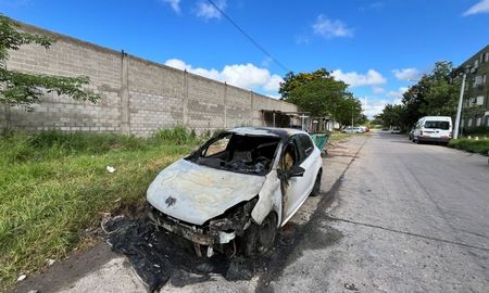 Incendio de un automóvil en el barrio Fonavi San Jerónimo. Incendio de un automóvil en el barrio Fonavi San Jerónimo.