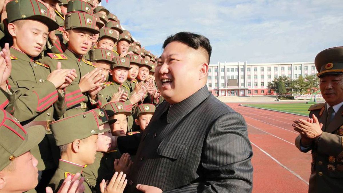 Kim Jong-Un fotografiado con estudiantes de una escuela militar