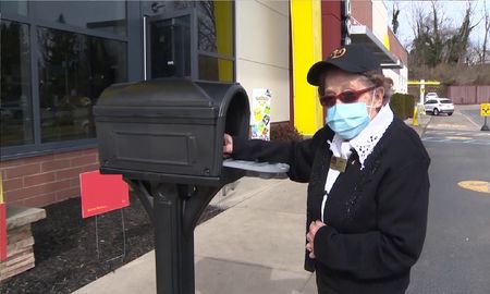 Una mujer de 100 años trabajó la mitad de su vida en un local de comidas rápidas y no se quiere jubilar Una mujer de 100 años trabajó la mitad de su vida en un local de comidas rápidas y no se quiere jubilar