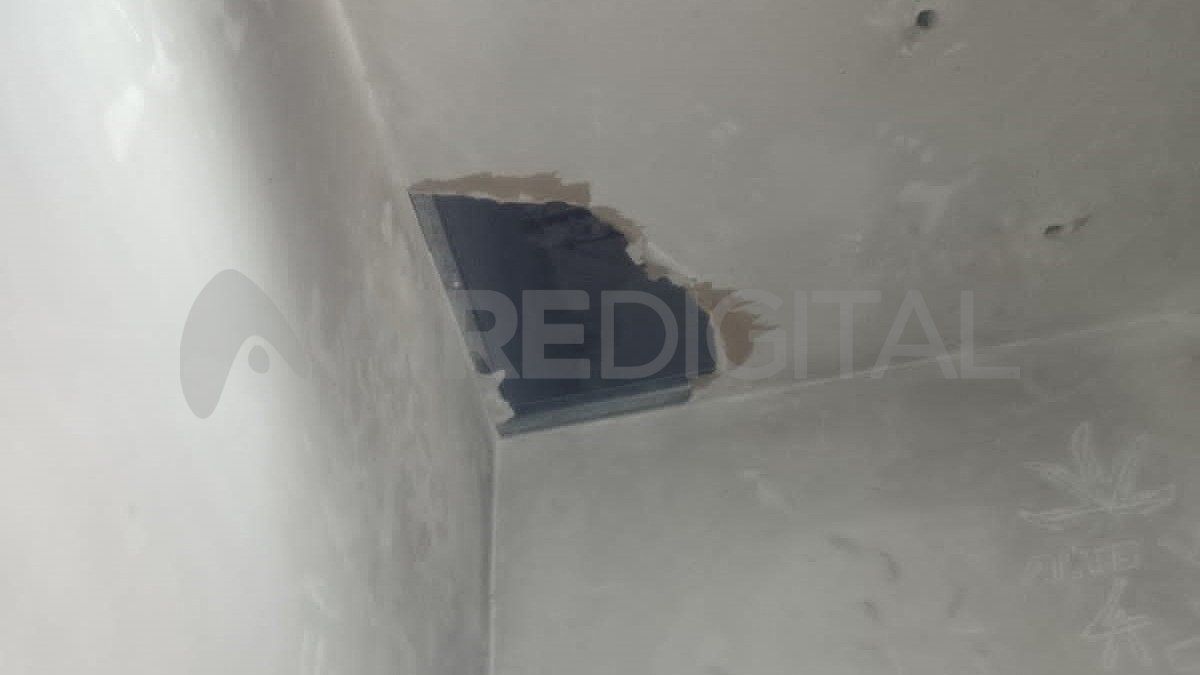 El cielorraso agujereado por los detenidos.