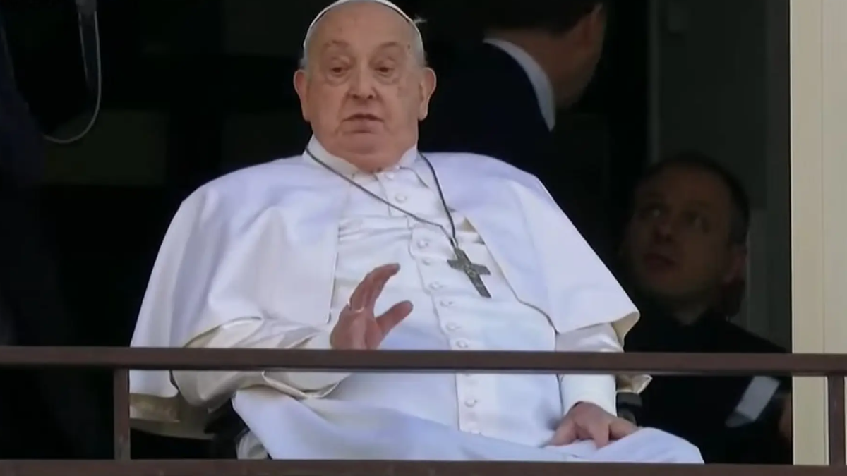 El papa Francisco reapareció en público en la plaza San Pedro