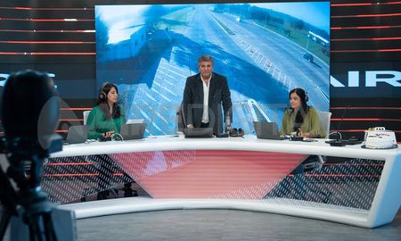 Ahora Vengo, el programa insignia de AIRE, se transmite desde un moderno estudio equipado con tecnología de última generación. Ahora Vengo, el programa insignia de AIRE, se transmite desde un moderno estudio equipado con tecnología de última generación.
