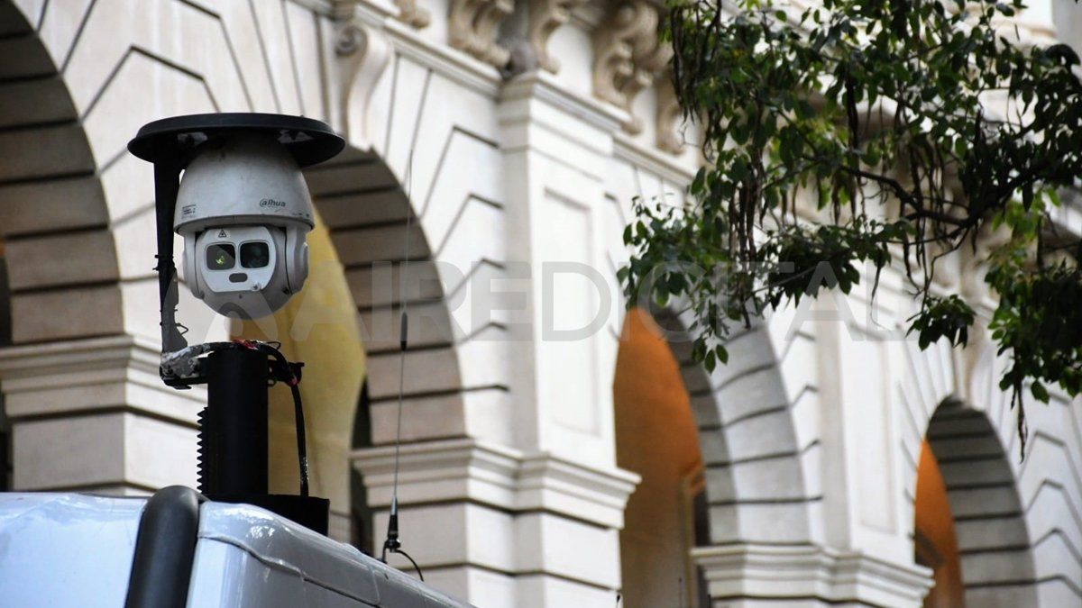 En el día de hoy se realizó la instalación de cámaras de seguridad como parte del gran operativo de seguridad que se llevará adelante el día de mañana.