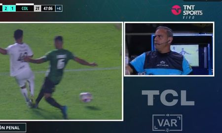 Así fue la jugada que todo Colón reclamó como penal por un pisotón sobre Rafael Delgado. El árbitro Ariel Penel no sancionó penal a pesar de revisarla en el VAR. Así fue la jugada que todo Colón reclamó como penal por un pisotón sobre Rafael Delgado. El árbitro Ariel Penel no sancionó penal a pesar de revisarla en el VAR.
