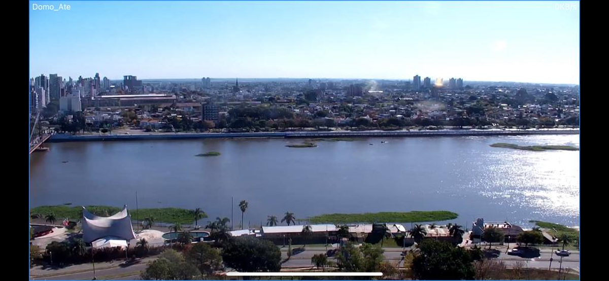 Los lanchones del Ejército acompañan la vegetación aguas abajo para evitar otros inconvenientes.