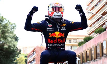 Max Verstappen ganó el GP de Mónaco y se convirtió en líder del campeonato de la Fórmula 1, por encima de Lewis Hamilton. Max Verstappen ganó el GP de Mónaco y se convirtió en líder del campeonato de la Fórmula 1, por encima de Lewis Hamilton.