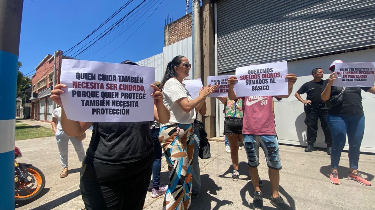 Desde la sede del Comando Radioeléctrico de la ciudad de Santa Fe, ubicada en Galicia y Pasaje Leiva, familiares de efectivos se manifestaron tras el anuncio sobre posibles pases a disponibilidad. Desde la sede del Comando Radioeléctrico de la ciudad de Santa Fe, ubicada en Galicia y Pasaje Leiva, familiares de efectivos se manifestaron tras el anuncio sobre posibles pases a disponibilidad.