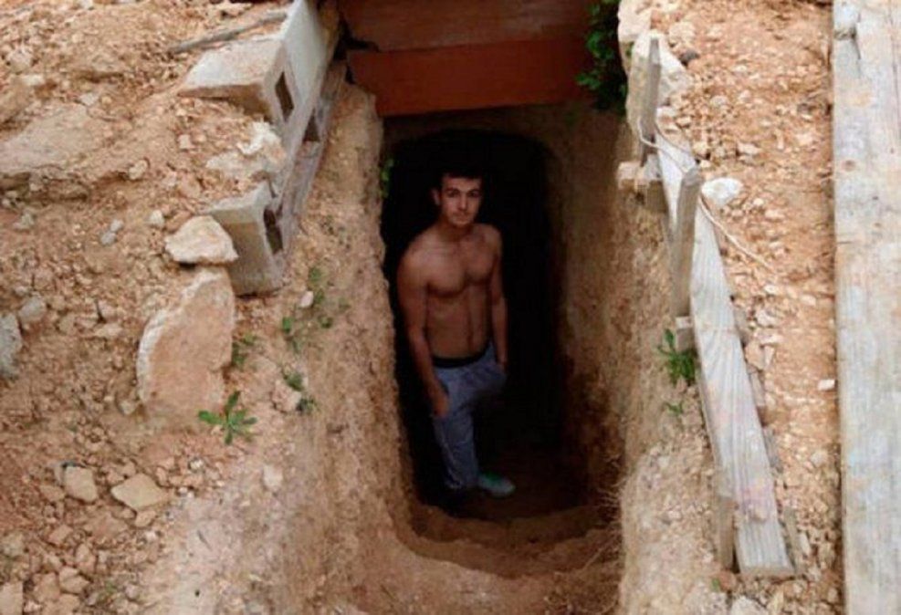 Viral: un joven de 14 años comenzó haciendo un agujero y ahora vive en una casa-pozo.