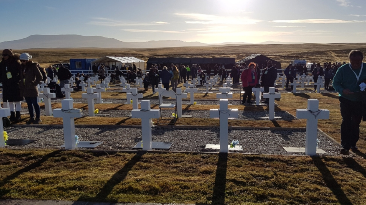 El Cementerio Militar de Puerto Darwin se encuentra ubicado en la Isla Soledad. El Cementerio Militar de Puerto Darwin se encuentra ubicado en la Isla Soledad.