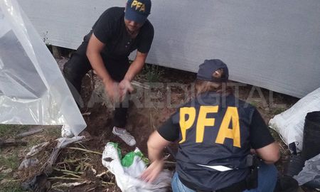 Los agentes de la PFA cuando ingresaron a la vivienda de Colastiné Norte. Los agentes de la PFA cuando ingresaron a la vivienda de Colastiné Norte.