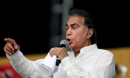 El cantante discutió con la tripulación y terminó descendiendo del avión antes del despegue.
