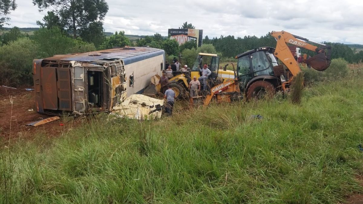 Murieron 7 personas tras el choque de un colectivo que trasladaba a 50 trabajadores en Misiones.