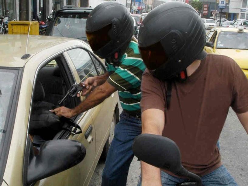 “La política de seguridad va por escalera y el delito, por el ascensor”