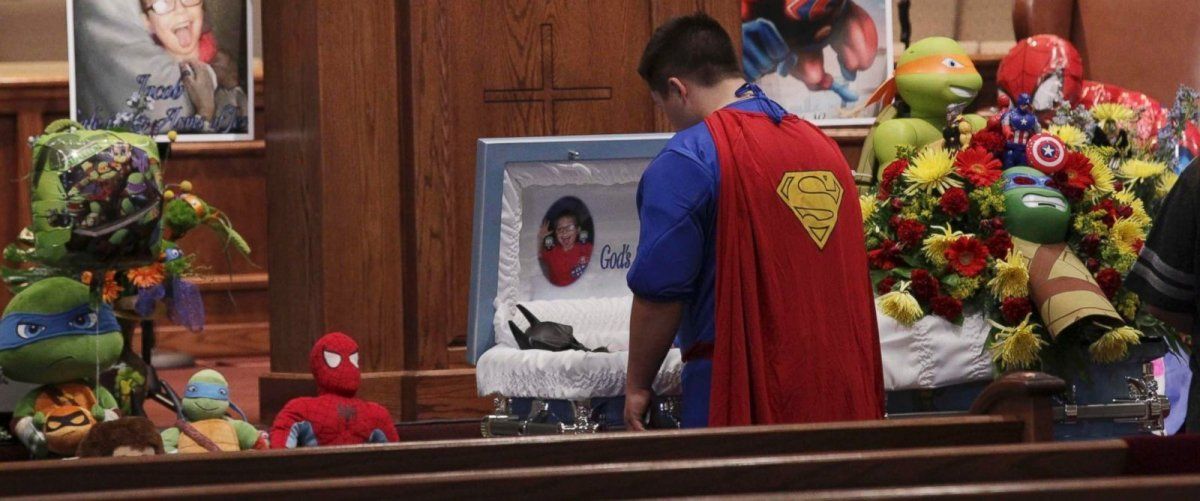 Conmovedor: sus superhéroes favoritos lo despidieron en su funeral