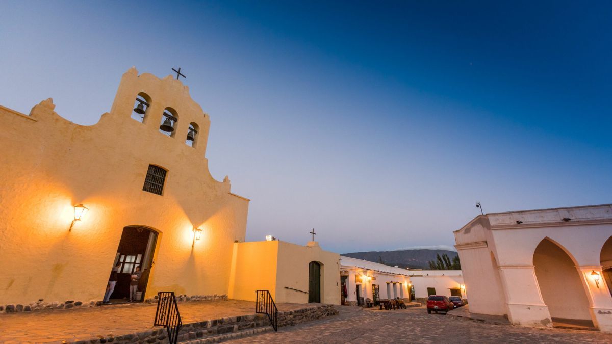 La Iglesia de San José, con sus techos de cardón y su construcción del siglo XVIII, refleja parte de su historia.