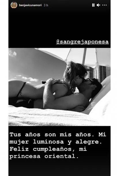 Vicuña, además, publicó una foto de ellos dos besándose en la playa