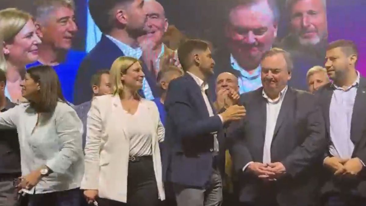 Pullaro sorprendió a todos cuando estaba arriba del escenario. ¿A quién buscaba?.