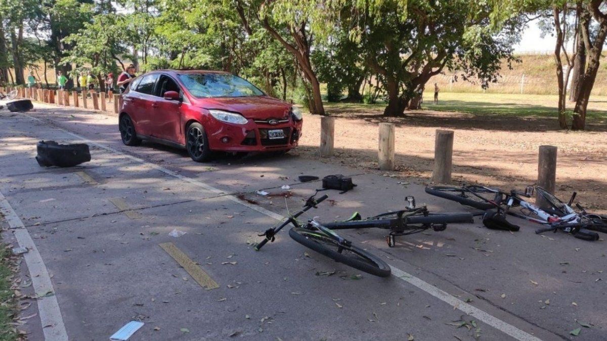 Un Ford Focus rojo impactó a gran velocidad a un grupo de runners y ciclistas. Una mujer perdió la vida.