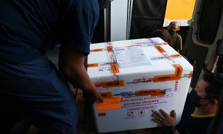 La distribución de vacunas se realizará de acuerdo con un índice que pondera la cantidad de personal de salud que tiene cada provincia, ya que las primeras dosis están destinadas exclusivamente a personal sanitario. La distribución de vacunas se realizará de acuerdo con un índice que pondera la cantidad de personal de salud que tiene cada provincia, ya que las primeras dosis están destinadas exclusivamente a personal sanitario.