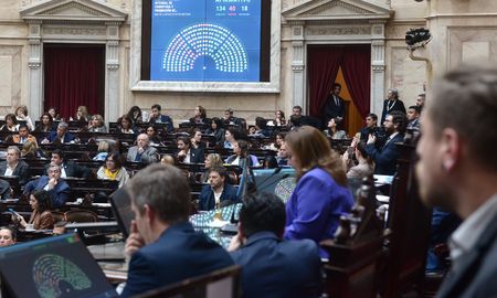 Con 134 votos afirmativos, 40 negativos y 18 abstenciones, se aprobó el Sistema Integral de Cobertura y Promoción de Créditos Hipotecarios. Con 134 votos afirmativos, 40 negativos y 18 abstenciones, se aprobó el Sistema Integral de Cobertura y Promoción de Créditos Hipotecarios.