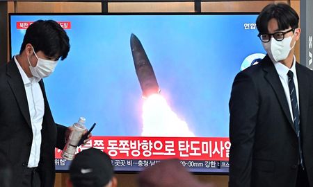 Una pantalla de televisión muestra la imagen de un ejercicio militar de Corea del Norte durante un programa de noticias.