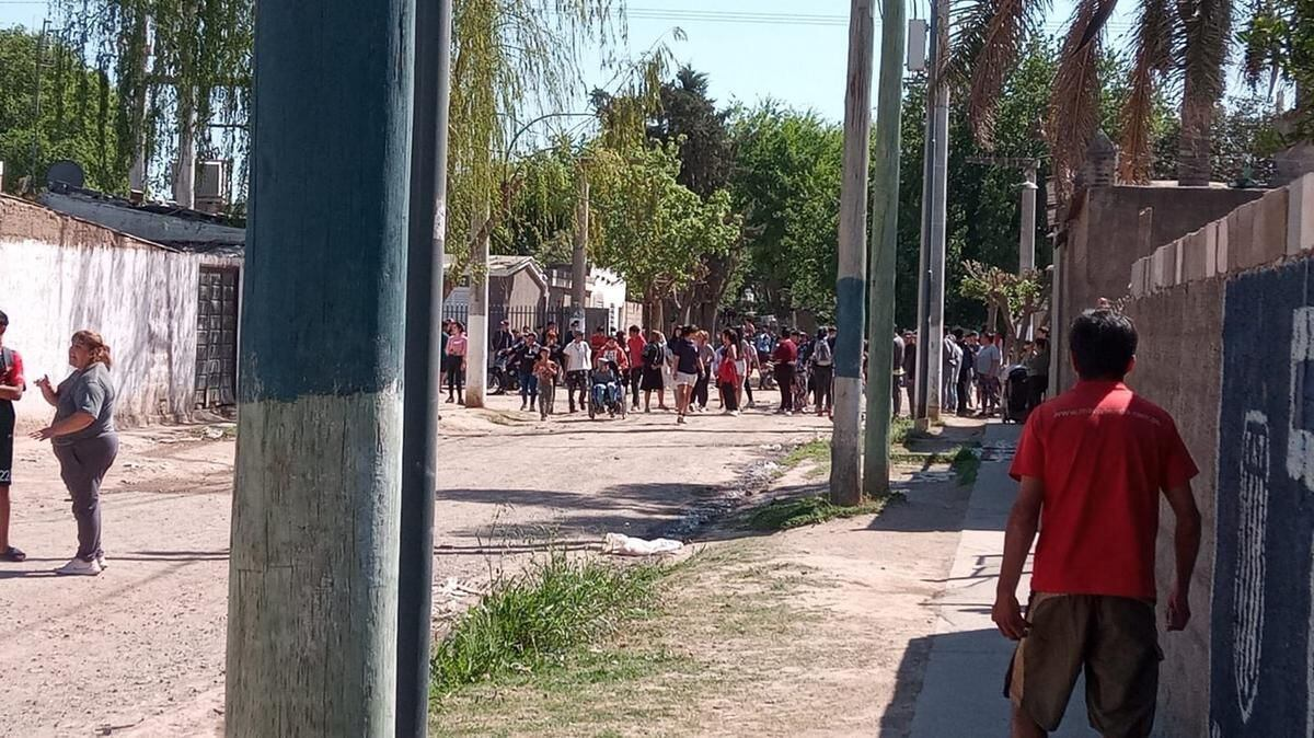 Más de 100 personas se presentaron a apedrear una vivienda en Córdoba. Más de 100 personas se presentaron a apedrear una vivienda en Córdoba.